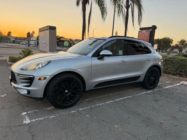 Photo of 2017 Rhodium Silver Metallic Porsche Macan