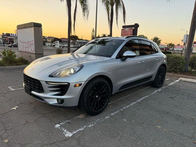 Photo of 2017 Rhodium Silver Metallic Porsche Macan