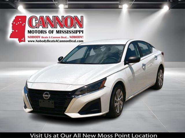 Photo of 2024 Glacier White Nissan Altima