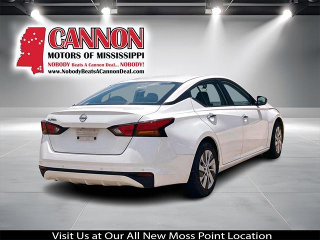 Photo of 2024 Glacier White Nissan Altima