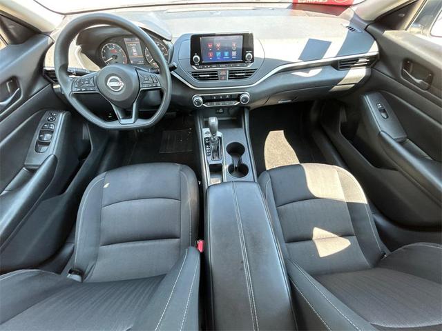 Photo of 2024 Glacier White Nissan Altima