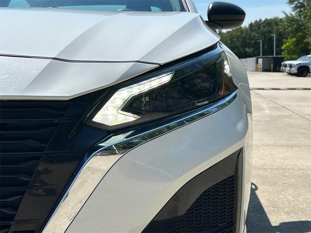 Photo of 2024 Glacier White Nissan Altima