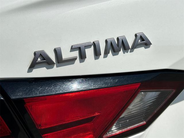 Photo of 2024 Glacier White Nissan Altima