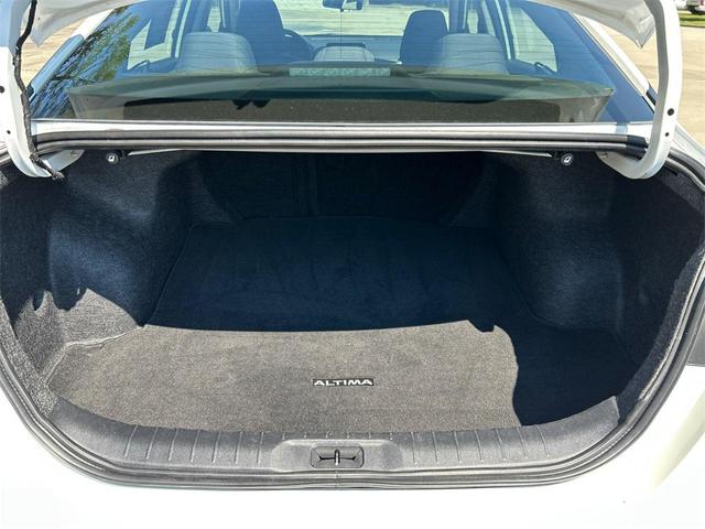 Photo of 2024 Glacier White Nissan Altima