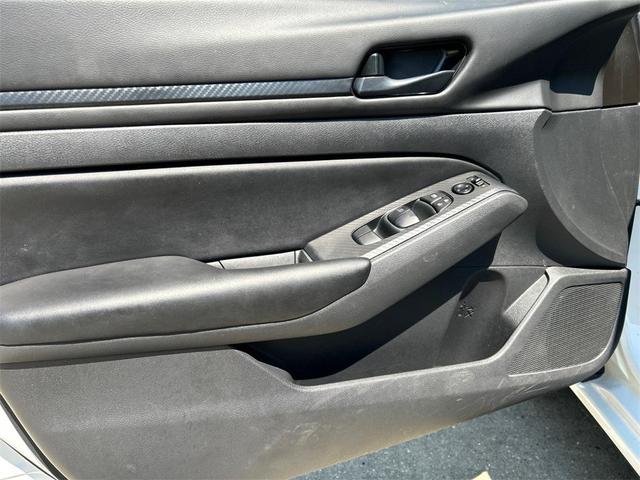 Photo of 2024 Glacier White Nissan Altima