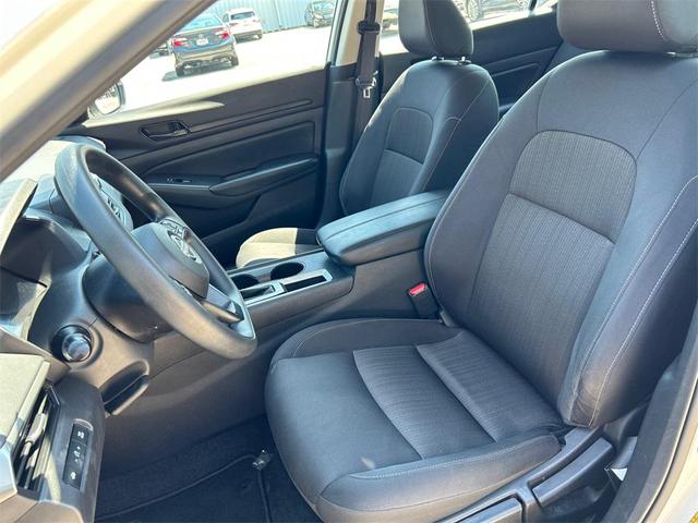 Photo of 2024 Glacier White Nissan Altima
