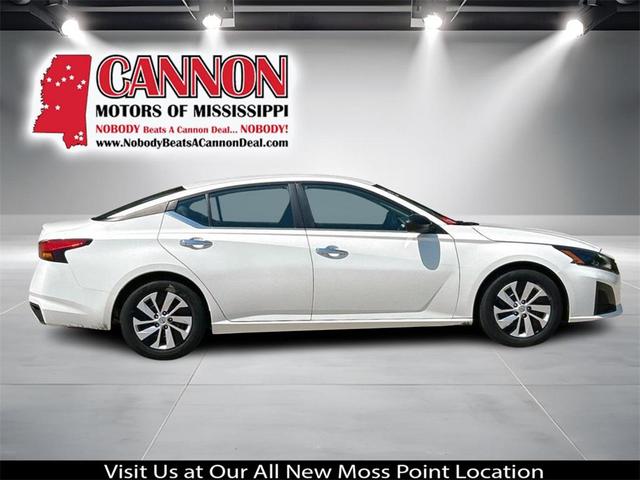 Photo of 2024 Glacier White Nissan Altima