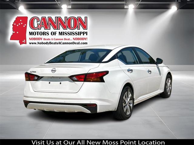Photo of 2024 Glacier White Nissan Altima