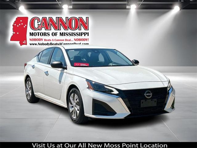 Photo of 2024 Glacier White Nissan Altima