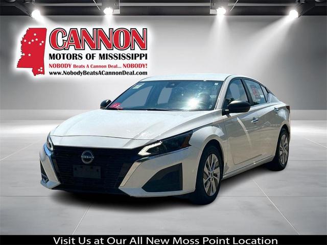 Photo of 2024 Glacier White Nissan Altima