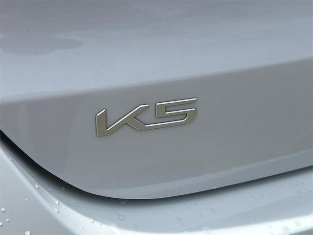 Photo of 2023 Glacial White Pearl Kia K5