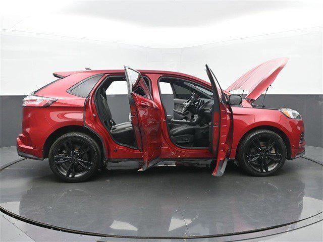Photo of 2022 Rapid Red Metallic Tinted Clearcoat Ford Edge