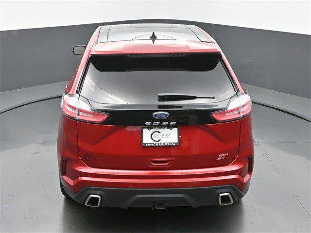 Photo of 2022 Rapid Red Metallic Tinted Clearcoat Ford Edge