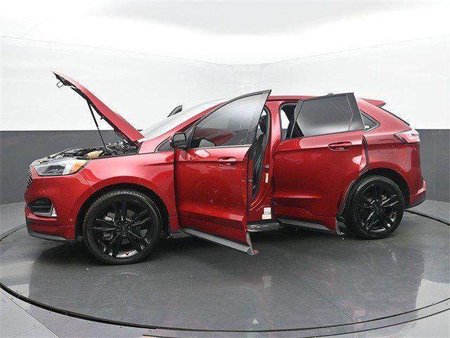 Photo of 2022 Rapid Red Metallic Tinted Clearcoat Ford Edge