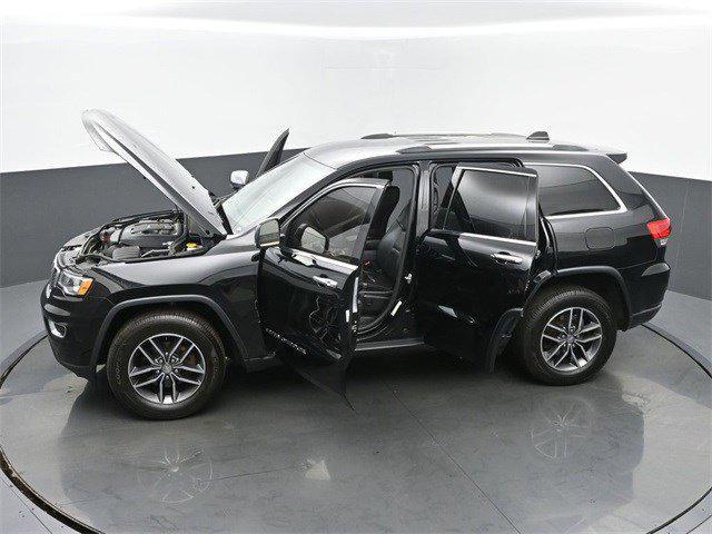 Photo of 2018 Diamond Black Crystal Pearlcoat Jeep Grand Cherokee