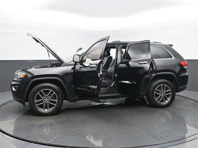 Photo of 2018 Diamond Black Crystal Pearlcoat Jeep Grand Cherokee