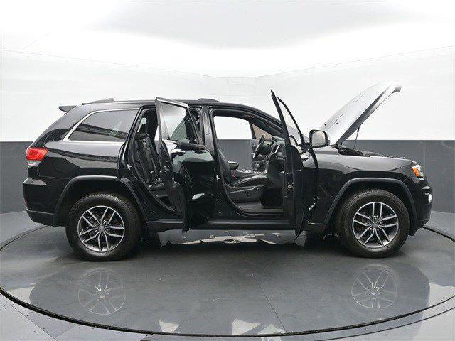 Photo of 2018 Diamond Black Crystal Pearlcoat Jeep Grand Cherokee