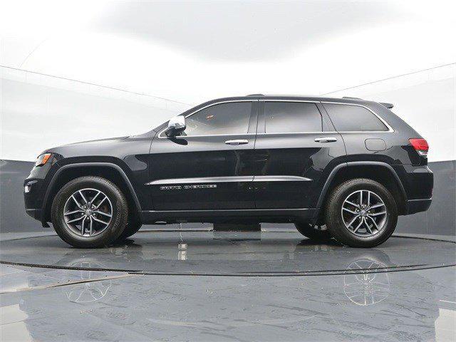 Photo of 2018 Diamond Black Crystal Pearlcoat Jeep Grand Cherokee