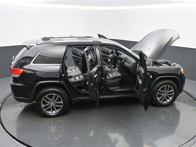 Photo of 2018 Diamond Black Crystal Pearlcoat Jeep Grand Cherokee