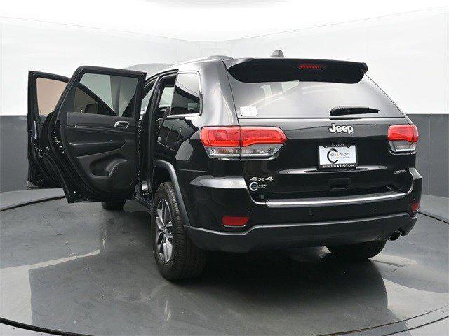 Photo of 2018 Diamond Black Crystal Pearlcoat Jeep Grand Cherokee