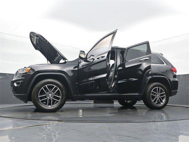 Photo of 2018 Diamond Black Crystal Pearlcoat Jeep Grand Cherokee