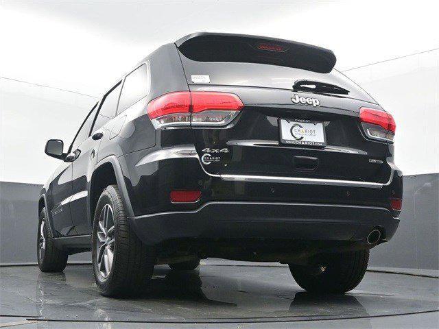Photo of 2018 Diamond Black Crystal Pearlcoat Jeep Grand Cherokee