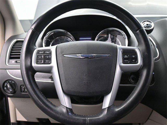 Photo of 2013 Brilliant Black Crystal Pearl Chrysler Town & Country