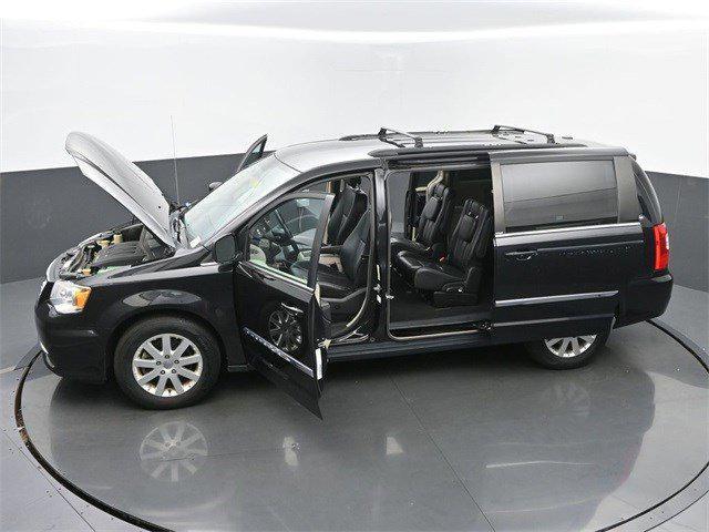 Photo of 2013 Brilliant Black Crystal Pearl Chrysler Town & Country