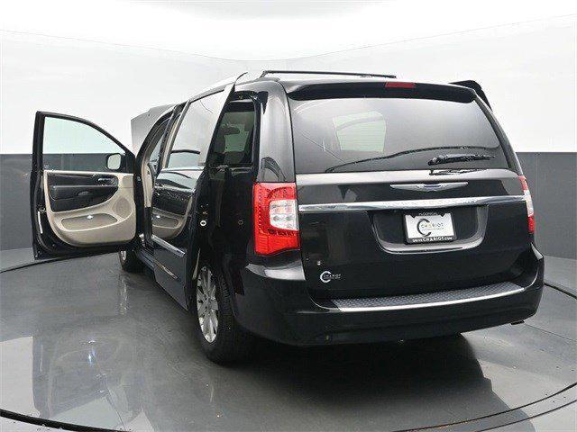 Photo of 2013 Brilliant Black Crystal Pearl Chrysler Town & Country