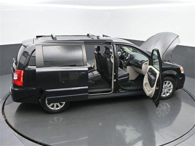 Photo of 2013 Brilliant Black Crystal Pearl Chrysler Town & Country