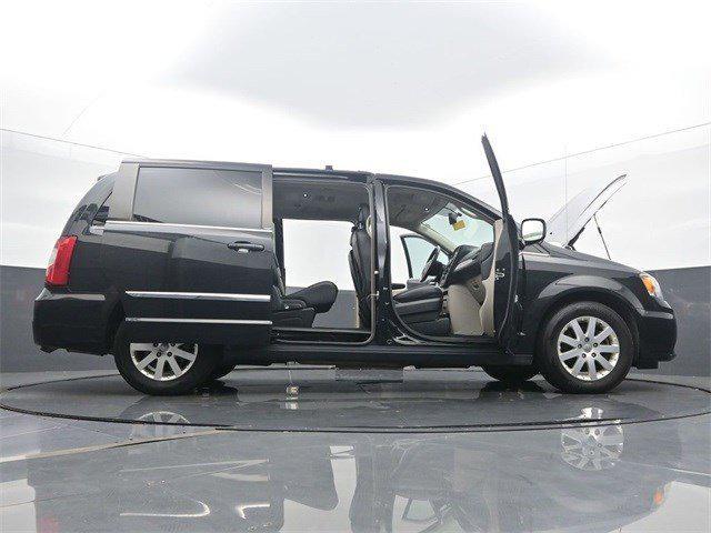 Photo of 2013 Brilliant Black Crystal Pearl Chrysler Town & Country