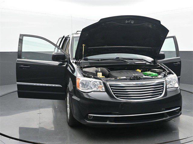 Photo of 2013 Brilliant Black Crystal Pearl Chrysler Town & Country