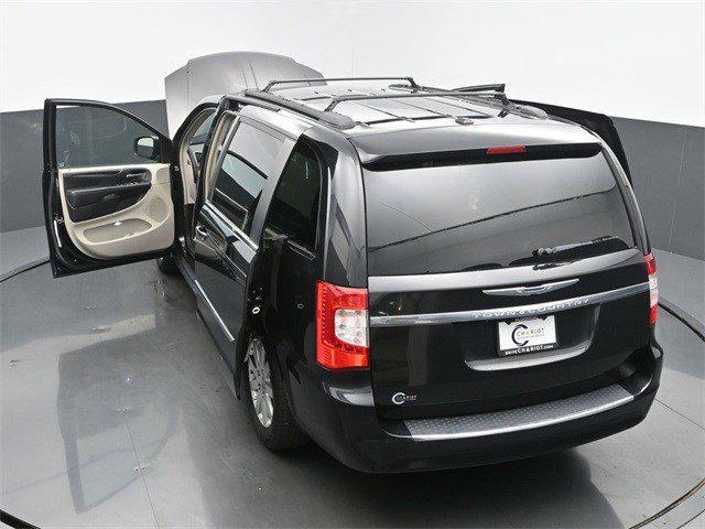 Photo of 2013 Brilliant Black Crystal Pearl Chrysler Town & Country