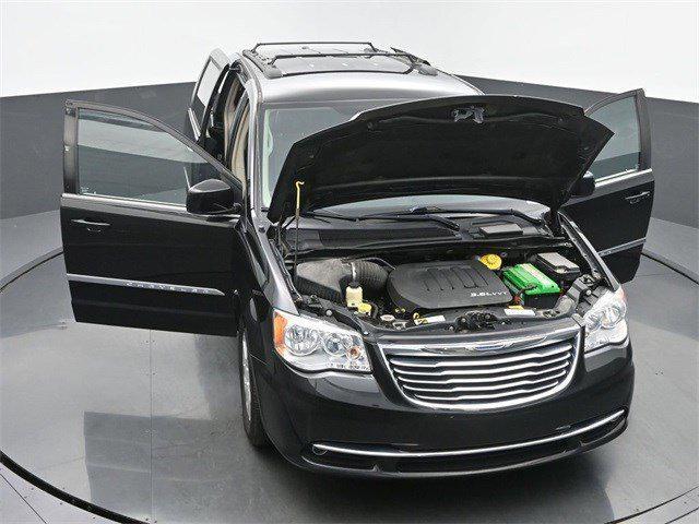 Photo of 2013 Brilliant Black Crystal Pearl Chrysler Town & Country