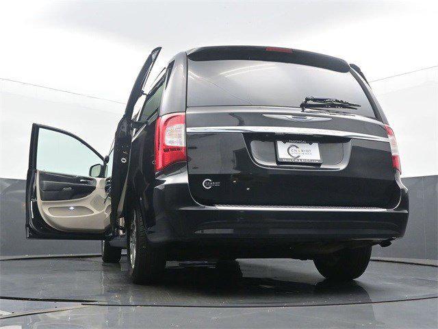 Photo of 2013 Brilliant Black Crystal Pearl Chrysler Town & Country