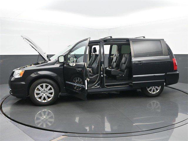 Photo of 2013 Brilliant Black Crystal Pearl Chrysler Town & Country