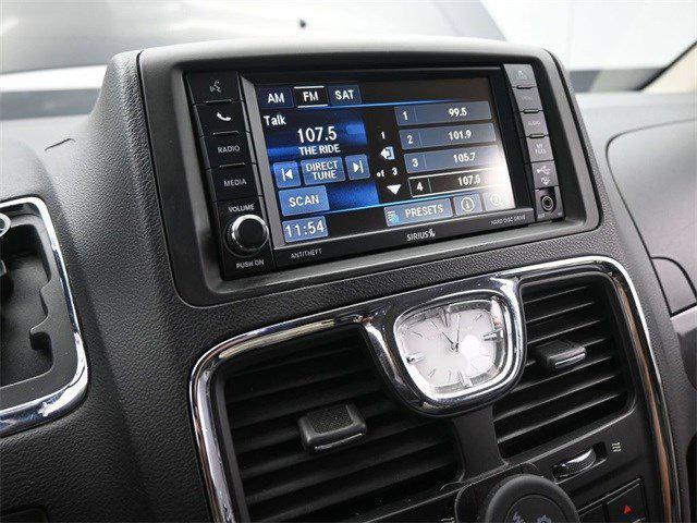 Photo of 2013 Brilliant Black Crystal Pearl Chrysler Town & Country