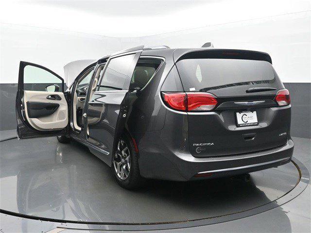 Photo of 2019 Granite Crystal Metallic Clearcoat Chrysler Pacifica