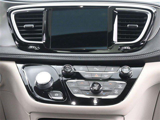 Photo of 2019 Granite Crystal Metallic Clearcoat Chrysler Pacifica