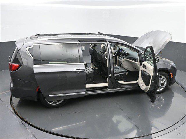 Photo of 2019 Granite Crystal Metallic Clearcoat Chrysler Pacifica