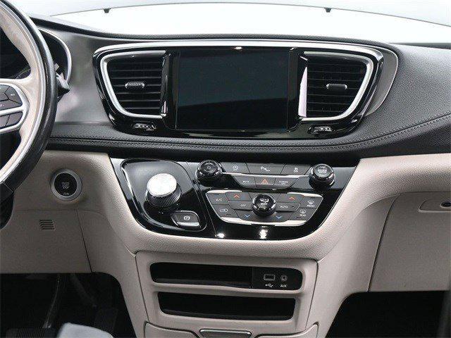 Photo of 2019 Granite Crystal Metallic Clearcoat Chrysler Pacifica