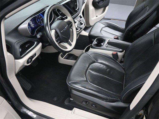 Photo of 2019 Granite Crystal Metallic Clearcoat Chrysler Pacifica