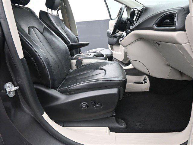 Photo of 2019 Granite Crystal Metallic Clearcoat Chrysler Pacifica