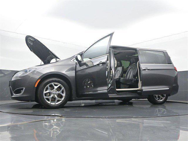 Photo of 2019 Granite Crystal Metallic Clearcoat Chrysler Pacifica