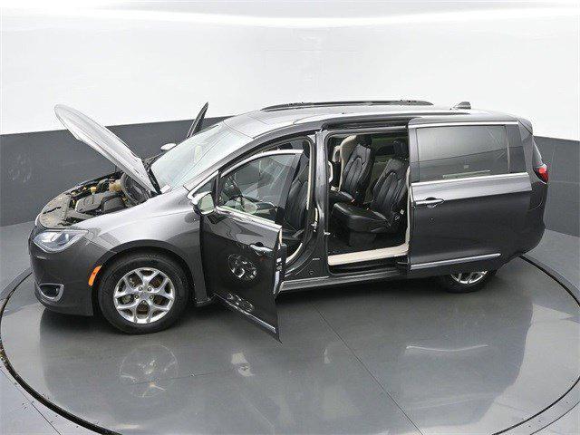 Photo of 2019 Granite Crystal Metallic Clearcoat Chrysler Pacifica