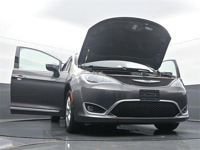Photo of 2019 Granite Crystal Metallic Clearcoat Chrysler Pacifica