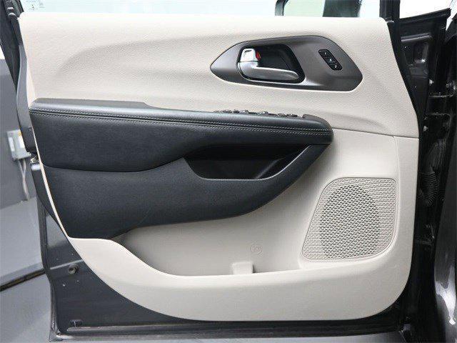 Photo of 2019 Granite Crystal Metallic Clearcoat Chrysler Pacifica