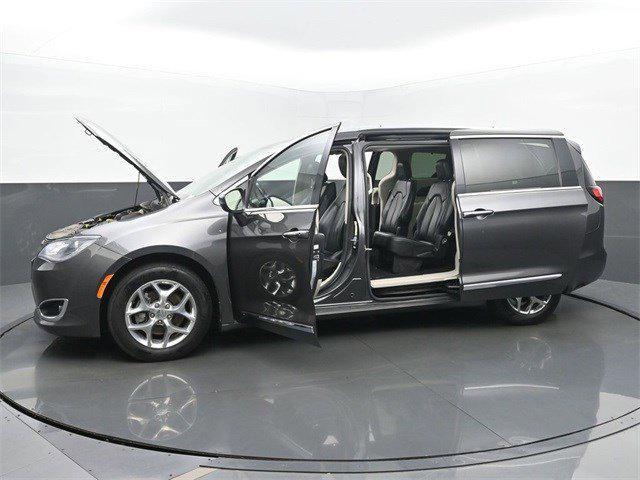 Photo of 2019 Granite Crystal Metallic Clearcoat Chrysler Pacifica
