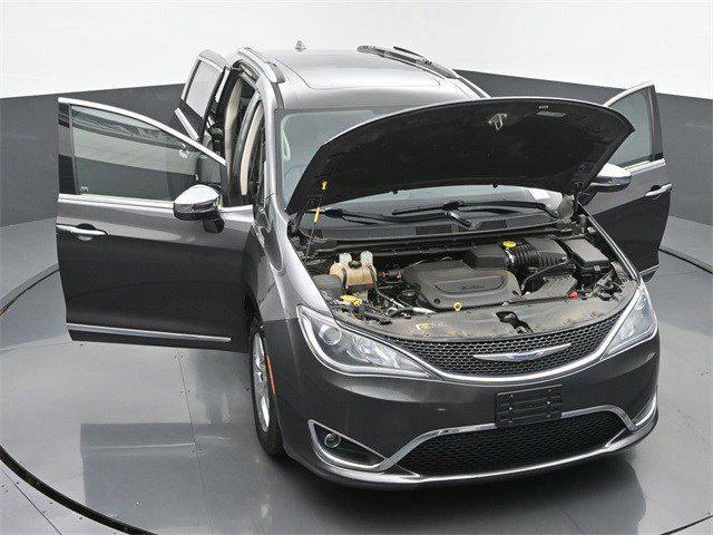 Photo of 2019 Granite Crystal Metallic Clearcoat Chrysler Pacifica