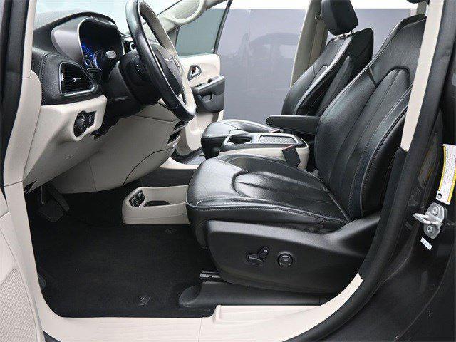 Photo of 2019 Granite Crystal Metallic Clearcoat Chrysler Pacifica